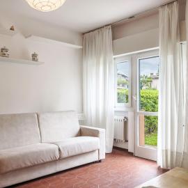 HOST4U - Loft del GARDA Residence with Pool, Front Lake Building, hotel a Bogliaco