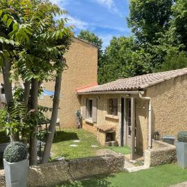 Jolie petite maison Avignon - Montfavet、モンファヴェのホテル