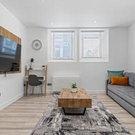 The Nook - 2 min from Station - Free Parking - Courtyard