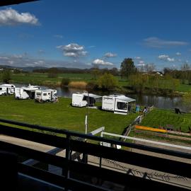 Campingplatz Weserterrassen Polle، فندق في Polle