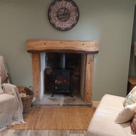 A Cozy Bothy Retreat with Hot Tub, hotel a Keilour