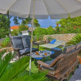 Apartments - House Monarch - beach, center & shared pool access, Hotel in Sutivan