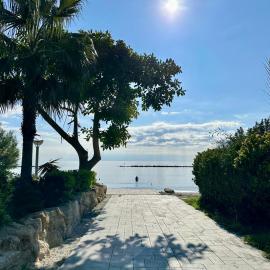 "99 steps to the beach" Beachfront apartment with Kids Room, Pool & 2 Workspaces