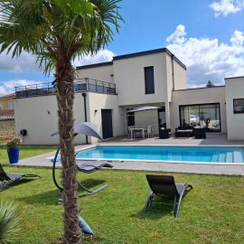 location villa moderne piscine、マコンのホテル