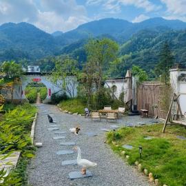 Nature Cure Village Lodge-婺源自在舍: Wuyuan şehrinde bir otel
