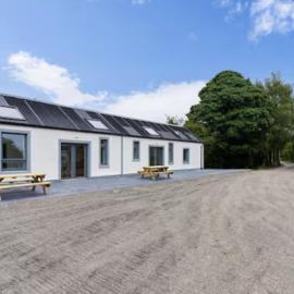 Rushbrooke cottages โรงแรมในEdenderry