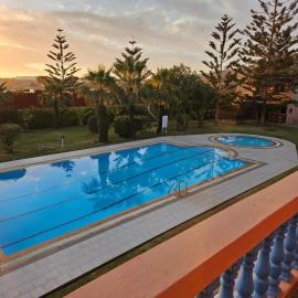 Maison dans espace calme, avec piscine et plage à quelques minutes à pied, hotel di Aourir