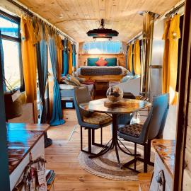 Le Busido, ancien bus de la ville d'Angoulême, aménagé en Chambre d'hôtes, hotel a Vouzan