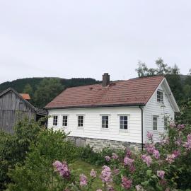 Charming farmhouse with jacuzzi and patio, hotel v destinácii Stryn