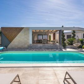 Villa Royal Green Resort، فندق في Nin