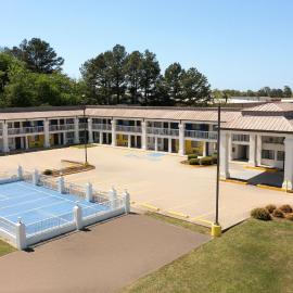 Days Inn & Suites by Wyndham Byram, hotel em Byram