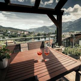 Stylish Lakeview Apartment Balcony & Free Parking, hotel em Laax