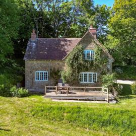 Luxury 2 Bed Woodland Cottage on Rewilding Estate