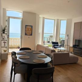 Stunning 3 Bed Apartment with Seaview