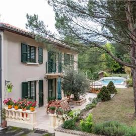 Maison familiale campagne piscine forêt, hotel in Saint-Chamond