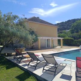 Villa Chantebise, calme et élégance avec piscine privée, viešbutis mieste Tresques