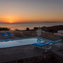 Queen of Santorini, hotel a Karterados