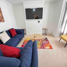 Long stay sleeps 12 and 5 bed house in Medway