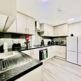 Quirky and spacious 5 Bedroom and 3 bathroom house Sleeps 7 with free Parking in Basildon