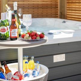 Hot Tub - Garden Oasis - Stylish Stay