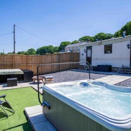 Hopkins Retreat - 3 Bedroom Caravan - Hot Tub