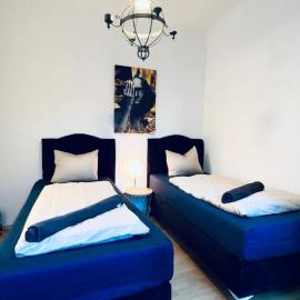 2-Bedroom Apartment Steps from Central Area, hotel i Klosterneuburg