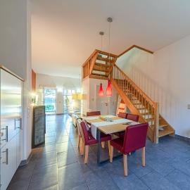 Schwan - Ferienwohnung am Loppiner See mit Terrasse und Sauna, hotel v destinácii Jabel