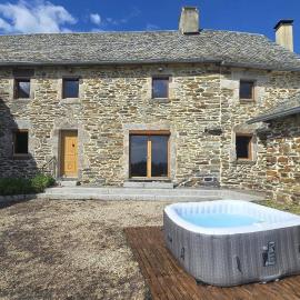 Corps de ferme en Aubrac - avec jacuzzi du 15 avr au 15 oct, hotel a Montpeyroux
