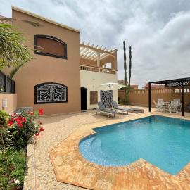 Modern villa with pool โรงแรมในเมียห์เลฟท์