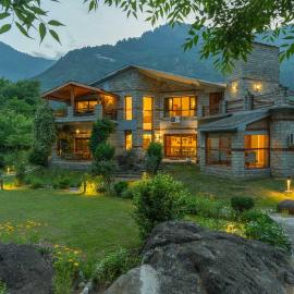StayVista's Moets Waterfront Estate - Raison - 3BHK with River View & Bathtub