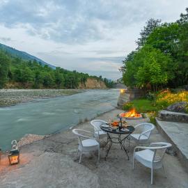StayVista's Moets Waterfront Estate - Raison - 3BHK with River View & Bathtub