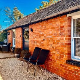 Raffinbow Retreat Cotswolds Cottage