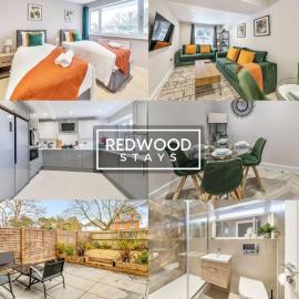 Huge 5 Bed 3 Bath House For Contractors & Families, 2X Free Parking, Free WiFi & Netflix By Redwood Stays, hotel di Farnborough
