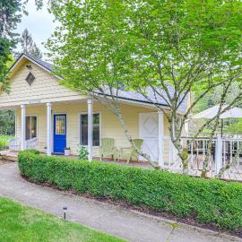 8 Mi to Columbia River Gorge: Cottage w/ Deck!, hotel em Gresham