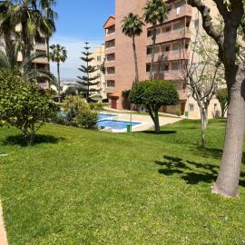 Descanso y jardines con piscinas, hotel in Arenales del Sol