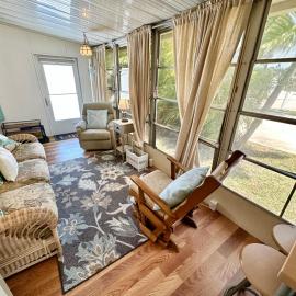 N1019 immaculate 2 b 1 Ba 1978 beach bungalow, hotel in Jensen Beach