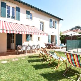 Hossegor Charmante villa avec piscine, jardin et dépendance pour 15 personnes., hotell i Hossegor