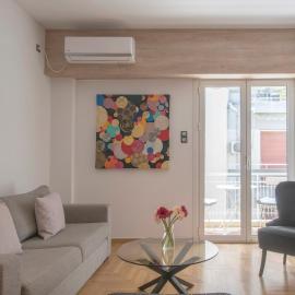 Delightful Stylish Two Bedroom Condo in Hip Area of Central Athens, hotel en Atenas