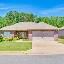 11 Mi to Dtwn Little Rock: Home w/ Large Deck!