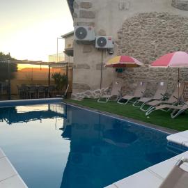CASA RURAL PUERTO - casa de piedra con piscina privada - Valle del Ambroz - Casas del Monte - IDEAL PARA DISFRUTAR EN FAMILIA O GRUPO DE AMIGOS, hotel a Casas del Monte