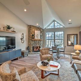 Indoor Pool & Golf Course Views: Lake Lure Condo!, hotel a Lake Lure