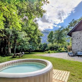 Maison avec grand jardin, garage, jacuzzi supplément, hotel u gradu Bur d'Oazan