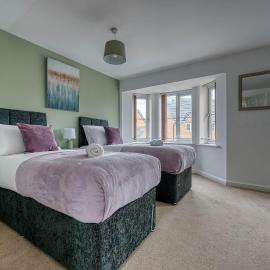 Fantastic CONTRACTOR ACCOMMODATION - 5 Bedrooms and driveway!