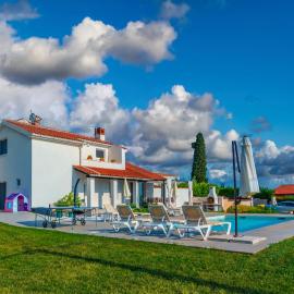 Villa Kati Bati, a perfect summer villa with pool, hotel v destinaci Butkovići