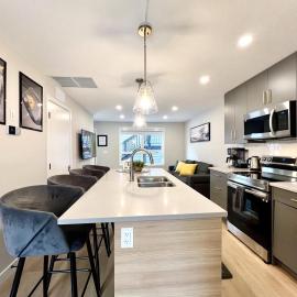 Brand New 2BR Condo with Outdoor Swimming Pool and Hot Tub License No Res -10612, מלון בקאנמור