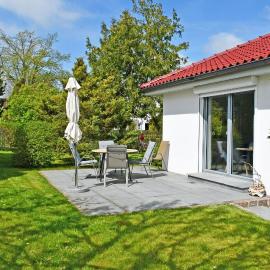 Ferienhaus mit Sauna u Terrasse im Zentrum von Rügen