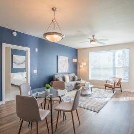 Posh 2BD - Gym, Pool, Parking, W-D - Sleeps 8