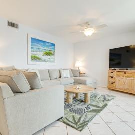 2 Mi to Jupiter Beach: Condo w/ Lake Views, hotelli kohteessa Jupiter