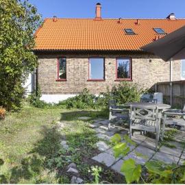 Cosy and charming semi-detached house in Hilleshög, hotell i Härslöv