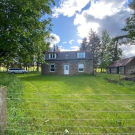Struan Cottage، فندق في Knockandhu